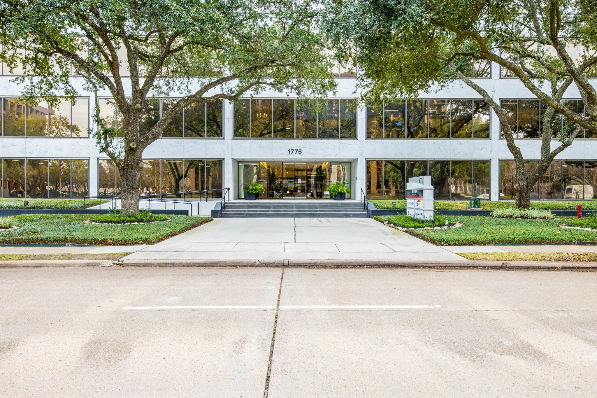 1775 St James Pl, Houston, TX for lease Building Photo- Image 1 of 5