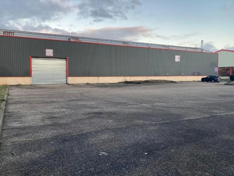 Industrial in Vénissieux for lease - Building Photo - Image 2 of 7