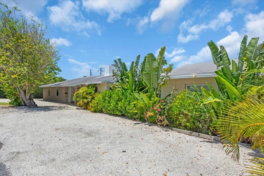 1761 Siesta Dr, Sarasota, FL for sale - Building Photo - Image 3 of 40