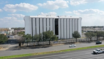 7011 Southwest Fwy, Houston TX - Parking Garage