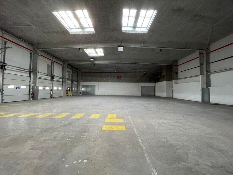 Industrial in Paris for lease - Building Photo - Image 3 of 5