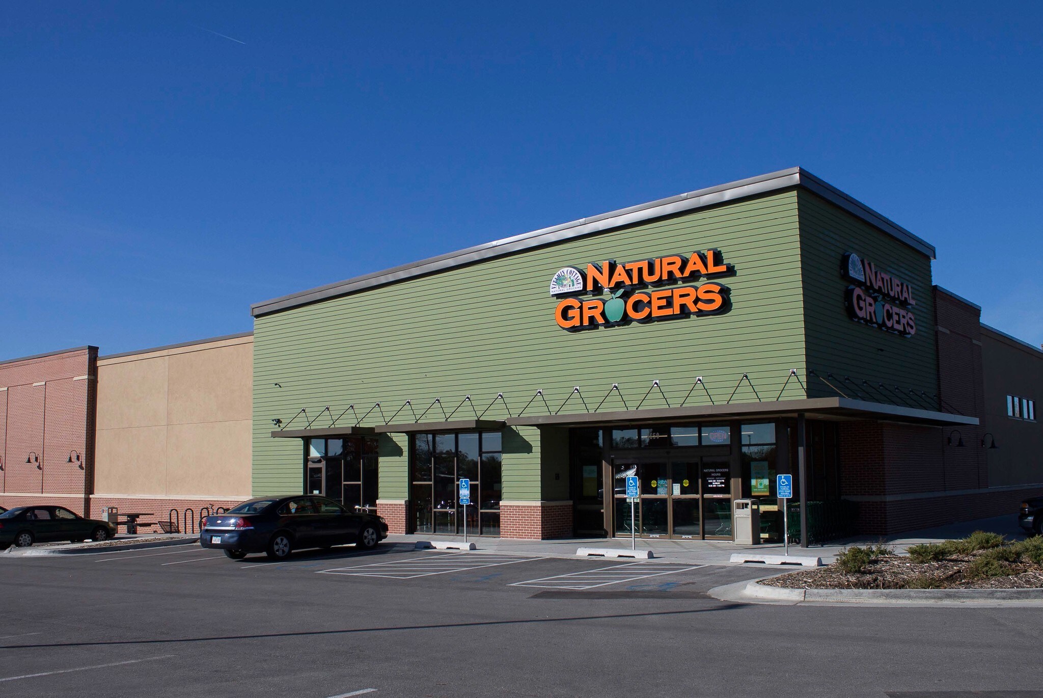 8650 Hickman Rd, Clive, IA for sale Primary Photo- Image 1 of 1