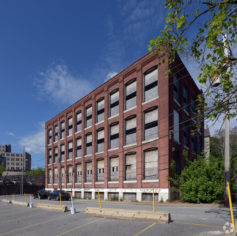 43 Railroad St, Woonsocket, RI 02895