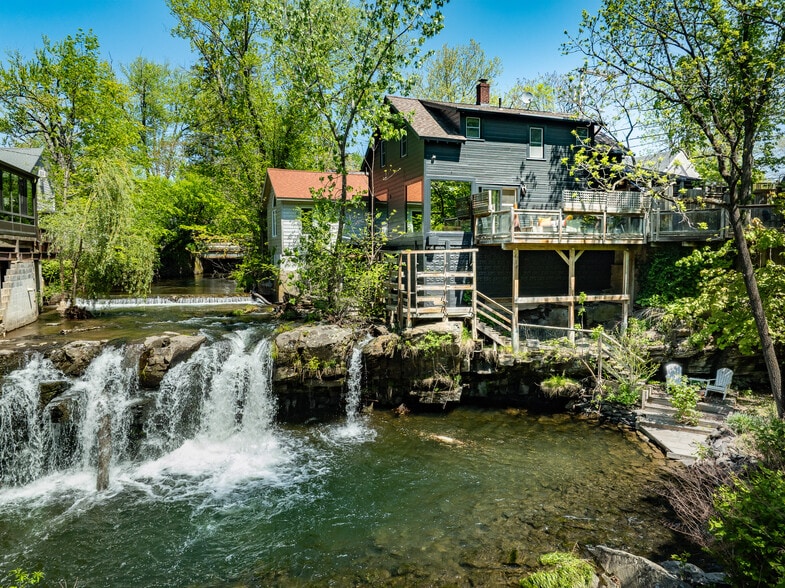 8 Tannery Brook Rd, Woodstock, NY for sale - Building Photo - Image 1 of 39