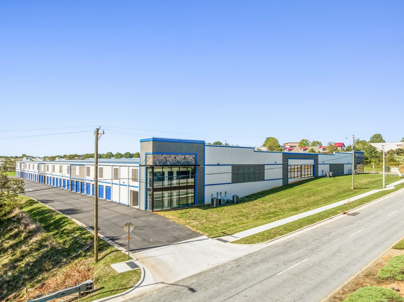 375 E Hanes Mill Rd, Winston-Salem, NC for sale - Primary Photo - Image 1 of 4