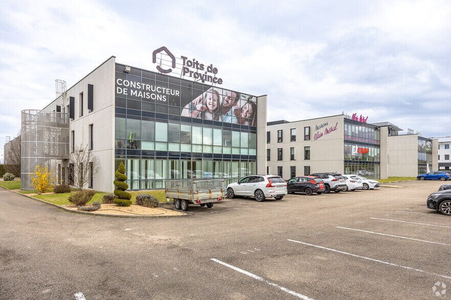 11 Rue Aimé Cotton, Saint-Priest for lease - Primary Photo - Image 1 of 3