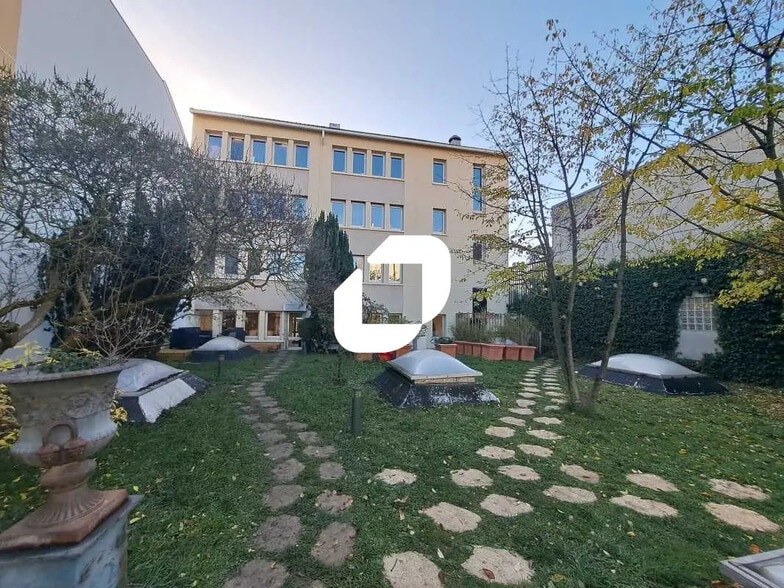 Flex in Montreuil for lease - Building Photo - Image 1 of 11