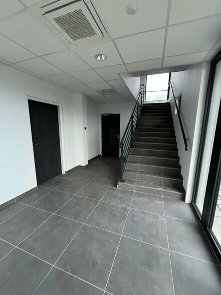 Flex in Chanteloup-en-Brie for sale - Building Photo - Image 3 of 11