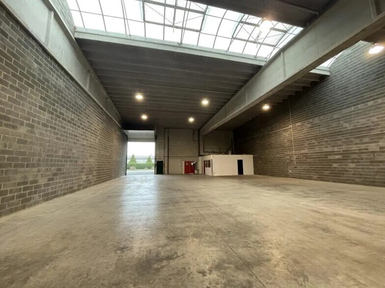 Flex in Seclin for lease - Interior Photo - Image 3 of 7