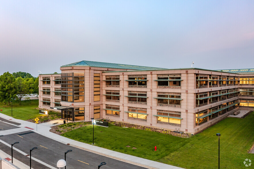 2000 Center Dr, Hoffman Estates, IL for sale - Primary Photo - Image 1 of 1