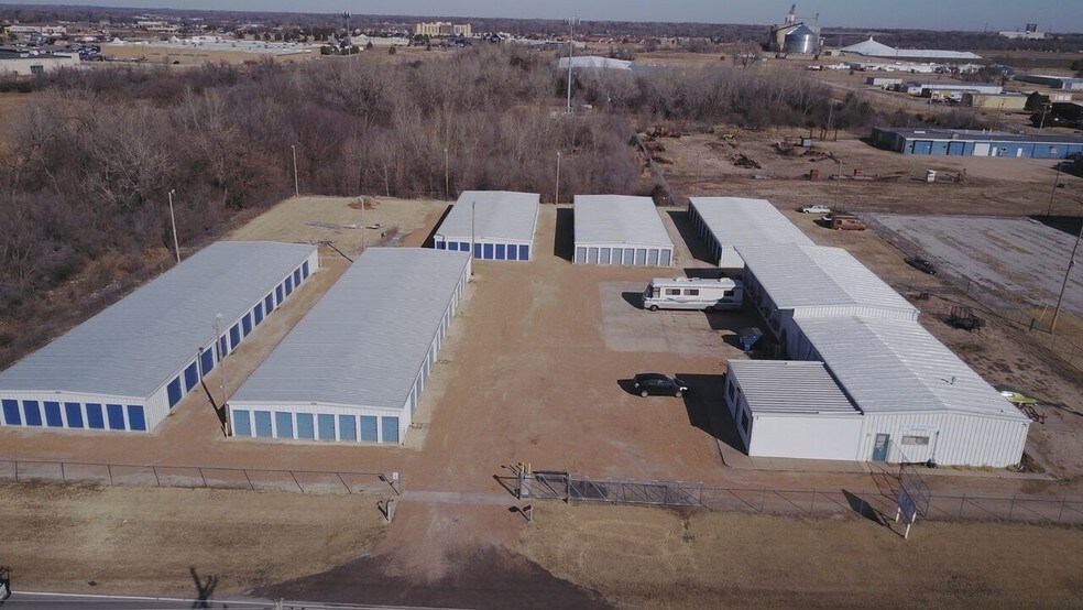 2200 E 11th Ave, Hutchinson, KS for sale - Primary Photo - Image 1 of 1