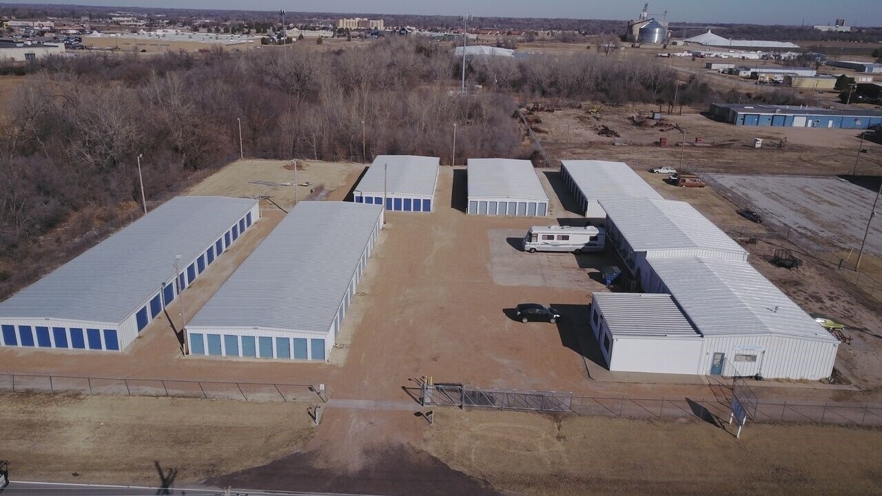 2200 E 11th Ave, Hutchinson, KS for sale Primary Photo- Image 1 of 1