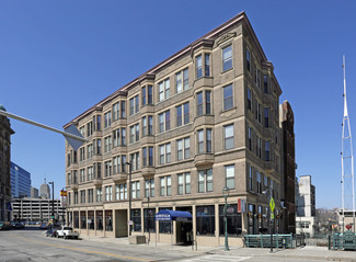 More details for 106-108 W Wells St, Milwaukee, WI - Retail for Sale