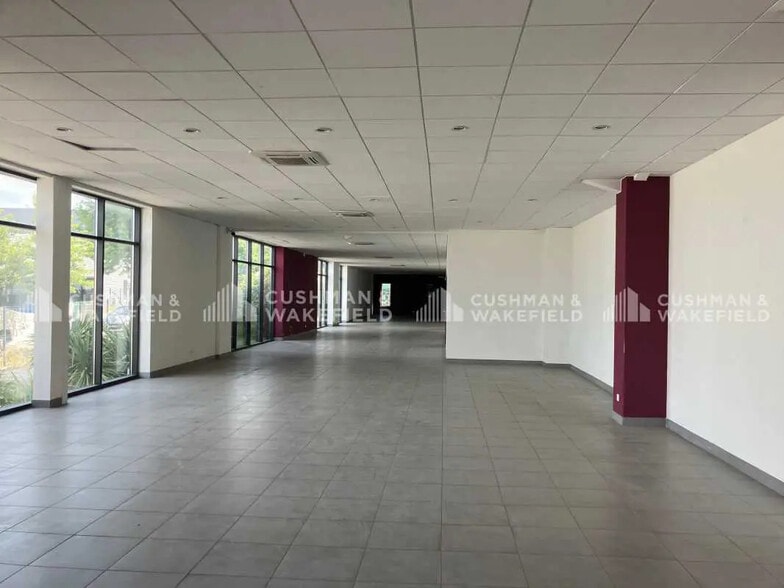 105 Rue Francois Hennebique, Aix-en-Provence for lease - Interior Photo - Image 3 of 8