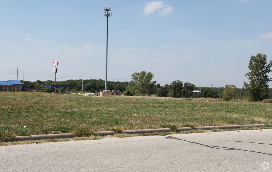 108 E Crestview Dr, Louisburg, KS 66053