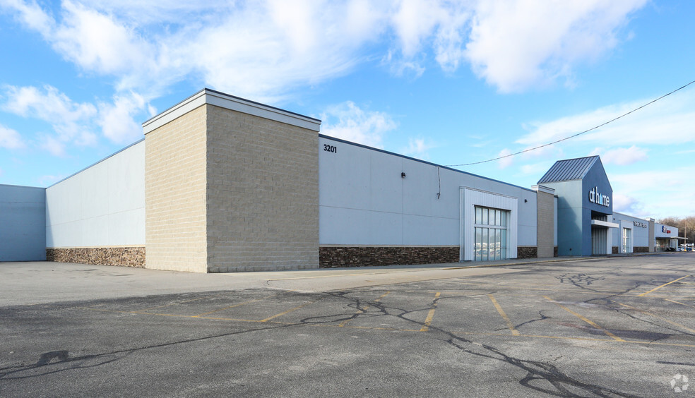 3201-3205 N Mayfair Rd, Wauwatosa, WI for lease - Primary Photo - Image 1 of 7