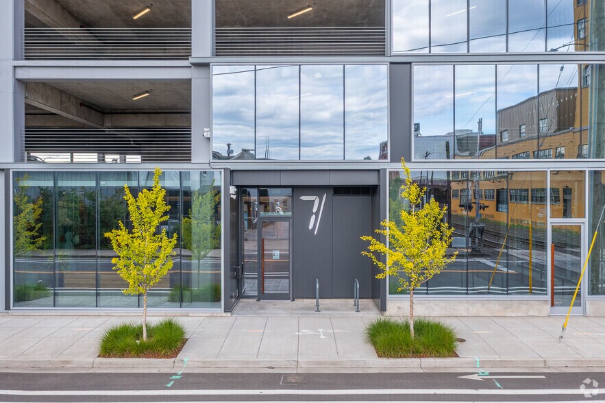 7 SE Stark St, Portland, OR for lease - Building Photo - Image 2 of 4