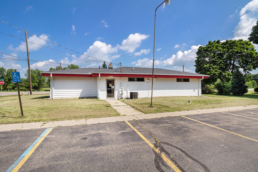 5204 Davison Rd, Burton, MI for sale - Building Photo - Image 3 of 17