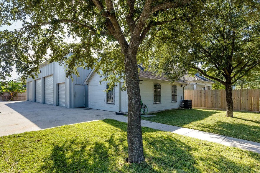 201 Adams St, Houston, TX for lease - Adams Front Yard - Image 1 of 11