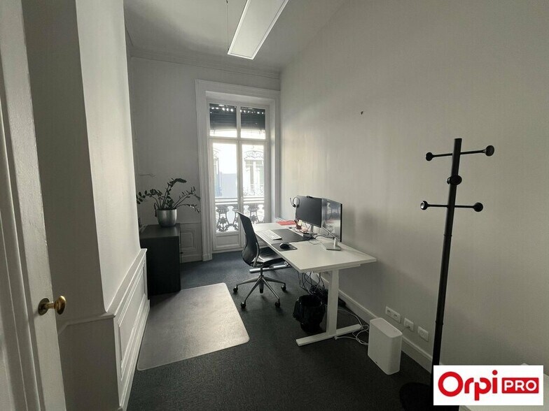 Office in Lyon for lease - Building Photo - Image 3 of 7