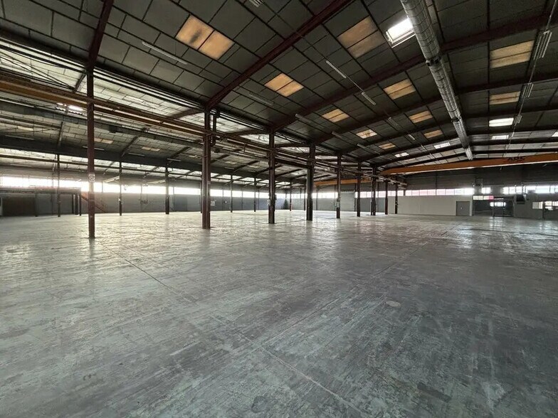 Office in Vaulx-en-Velin for lease - Building Photo - Image 3 of 12