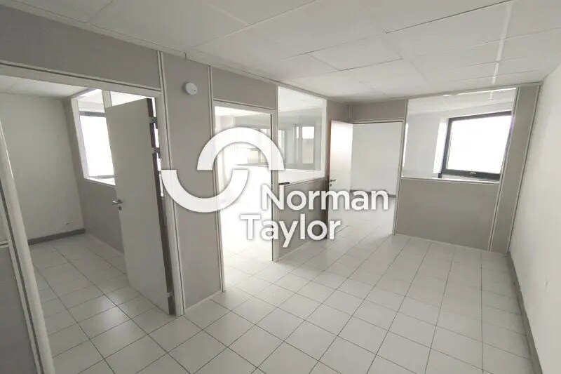 Flex in Mauguio for lease - Interior Photo - Image 2 of 7