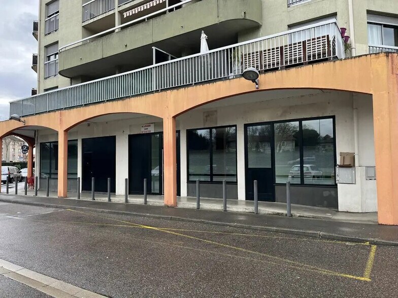 Retail in Décines-Charpieu for lease - Building Photo - Image 2 of 3