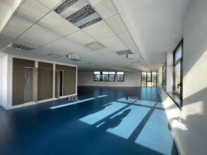 Flex in Noisy-le-Roi for lease Building Photo- Image 1 of 4