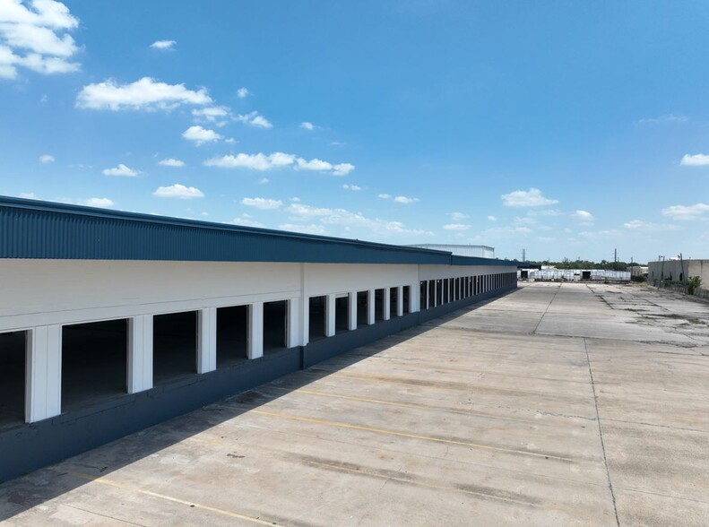 3817 Irving Blvd, Dallas, TX for lease - Building Photo - Image 2 of 14