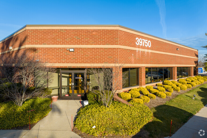 39750 Grand River Ave, Novi, MI for sale - Primary Photo - Image 1 of 1