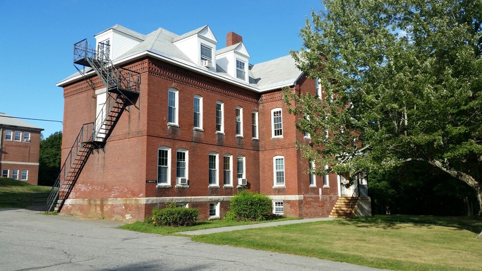 7381 Winthrop St, Hallowell, ME 04347
