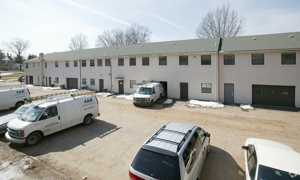 70 Oakwood Dr, Glastonbury, CT for lease - Building Photo - Image 2 of 2