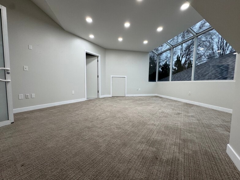 5445 S Highland Dr, Holladay, UT for lease - Interior Photo - Image 2 of 11