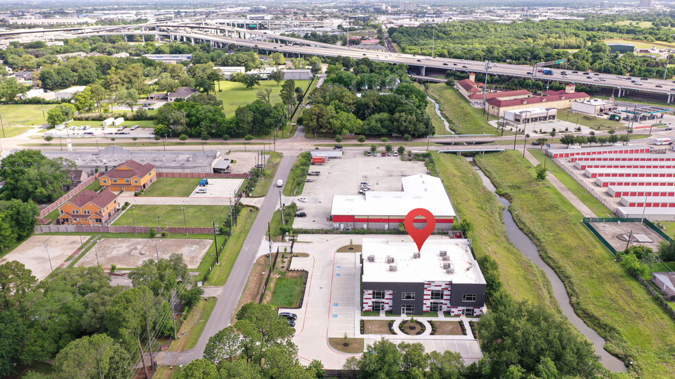 11711 Bedford, Houston, TX for lease - Building Photo - Image 3 of 15