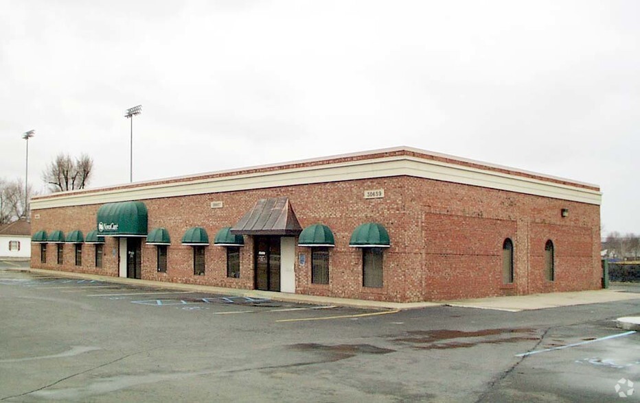 30655-30657 Hoover Rd, Warren, MI for lease - Building Photo - Image 1 of 4