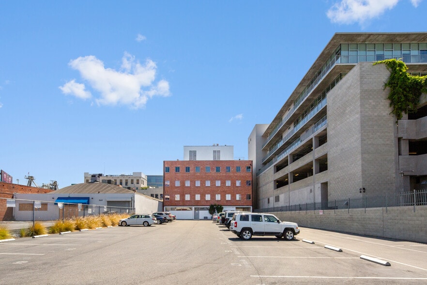 933 N La Brea Ave, Los Angeles, CA for lease - Building Photo - Image 3 of 4