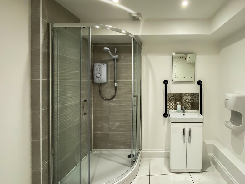 45 Guildford St, Chertsey for lease - Interior Photo - Image 2 of 36