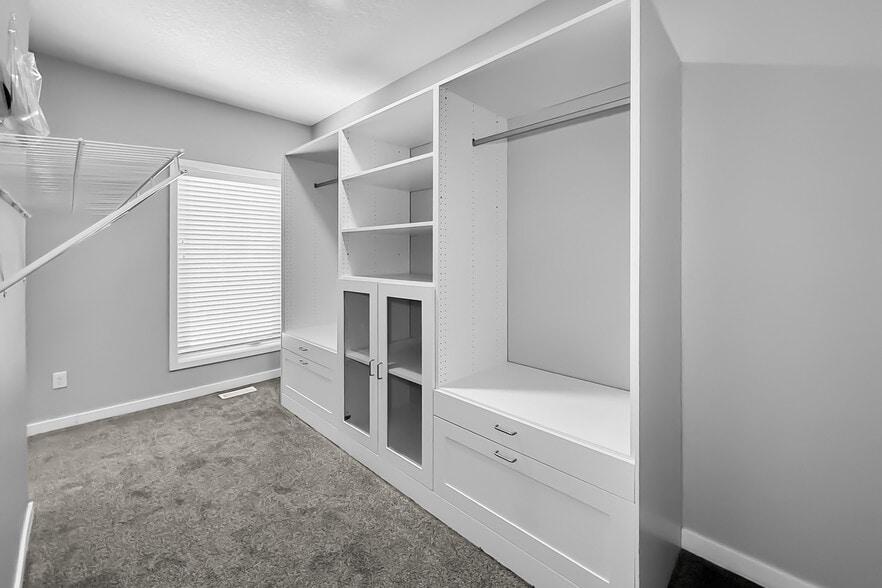 4326 Hickman Rd, Des Moines, IA for sale - Building Photo - Image 2 of 33