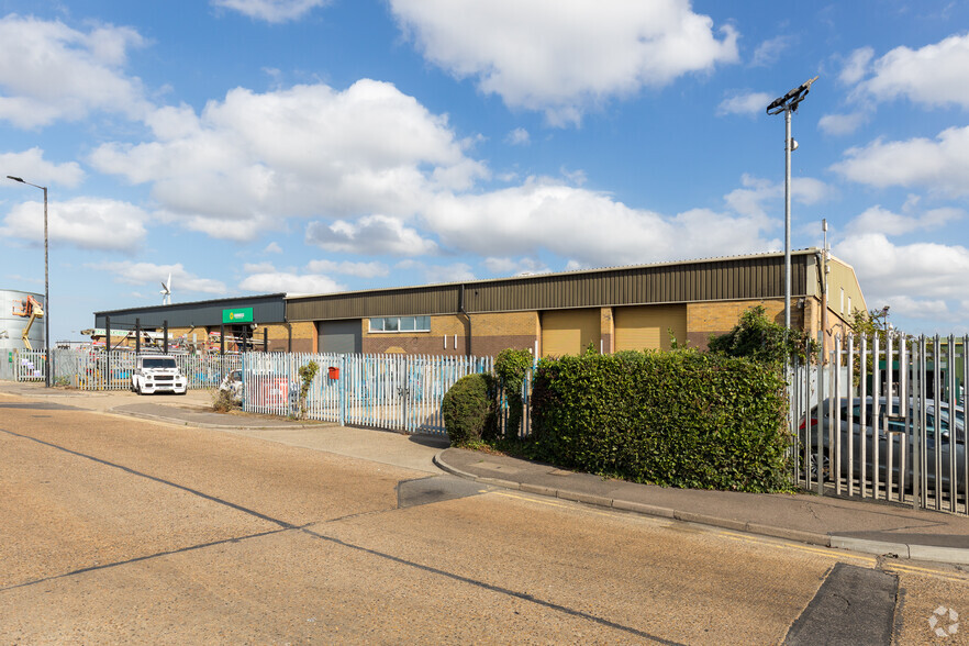 Marsh Way, Rainham for sale - Primary Photo - Image 1 of 3