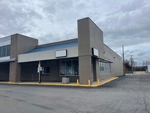 136 McKees Rocks Plz, McKees Rocks, PA for lease Building Photo- Image 1 of 9