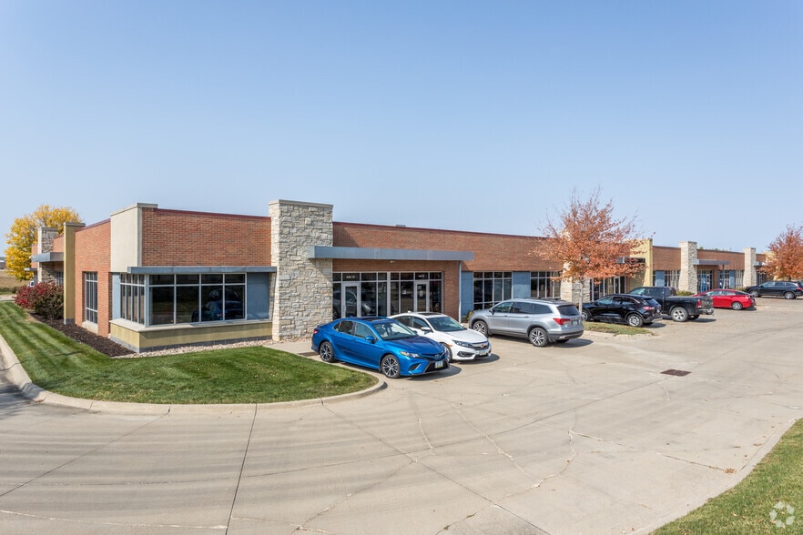 6150 Village View Dr, West Des Moines, IA for sale - Primary Photo - Image 1 of 13