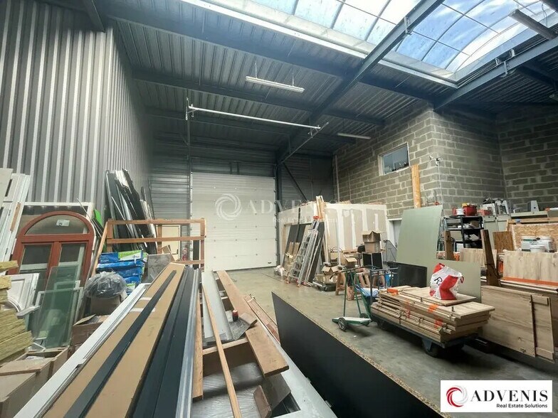 Flex in Pessac for lease - Interior Photo - Image 3 of 11