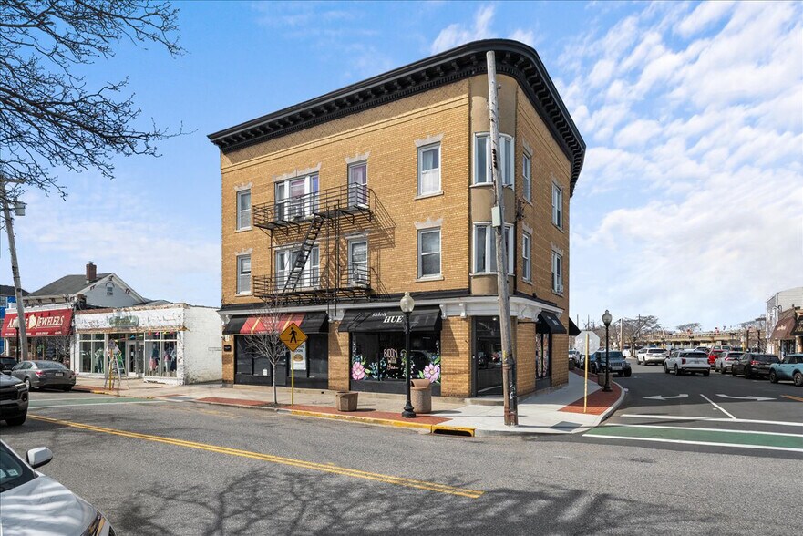 238-240 Deer Park Ave, Babylon, NY for sale - Primary Photo - Image 1 of 1