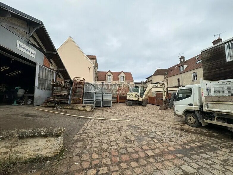 Office in La Queue-les-Yvelines for lease - Building Photo - Image 3 of 5