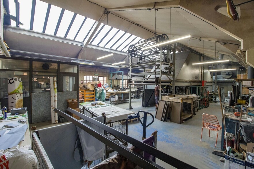 6 Eskdale Rd, Uxbridge for sale - Interior Photo - Image 2 of 4