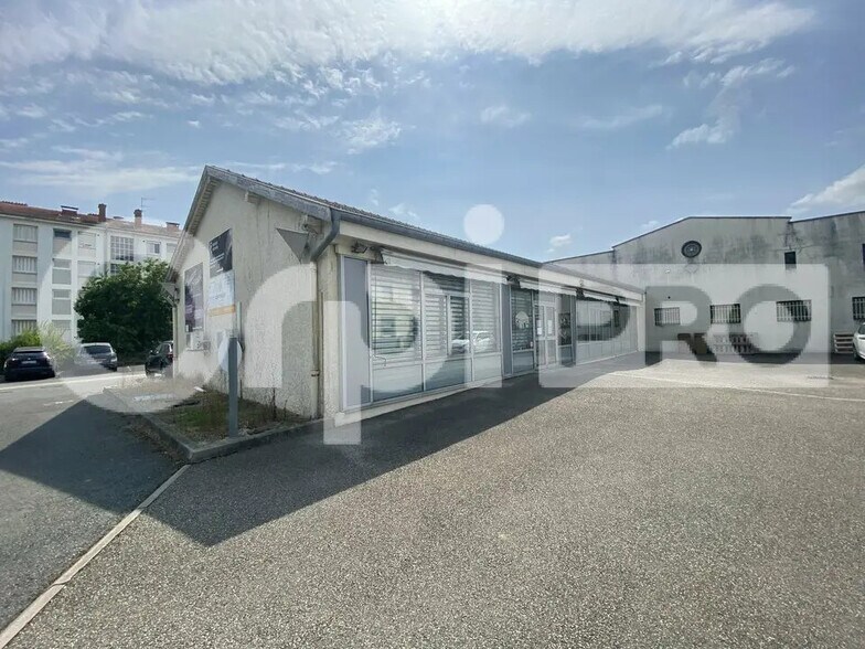 Retail in Saint-Georges-de-Reneins for lease - Building Photo - Image 3 of 11