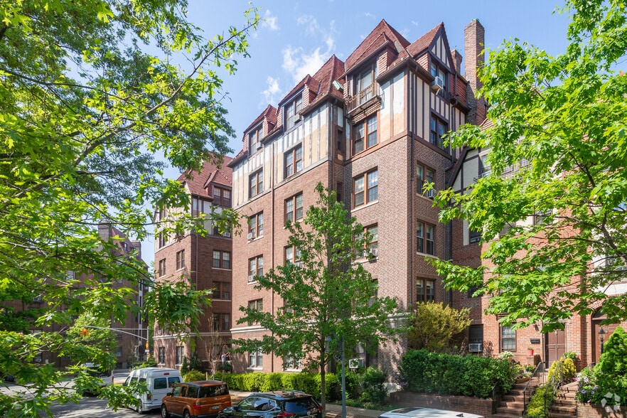 150 Burns St, Forest Hills, NY for sale - Primary Photo - Image 1 of 1