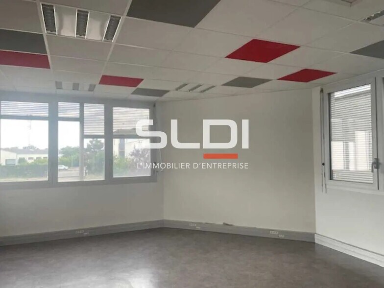 Office in Chassieu for lease - Interior Photo - Image 2 of 6