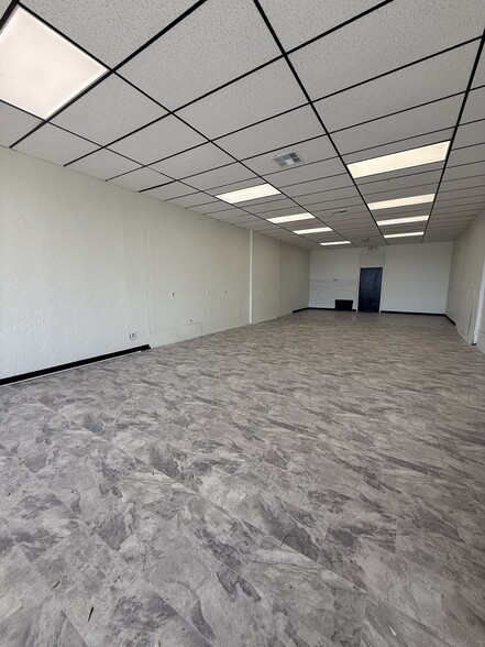 12301-12417 N Rockwell Ave, Oklahoma City, OK for lease - Interior Photo - Image 2 of 5