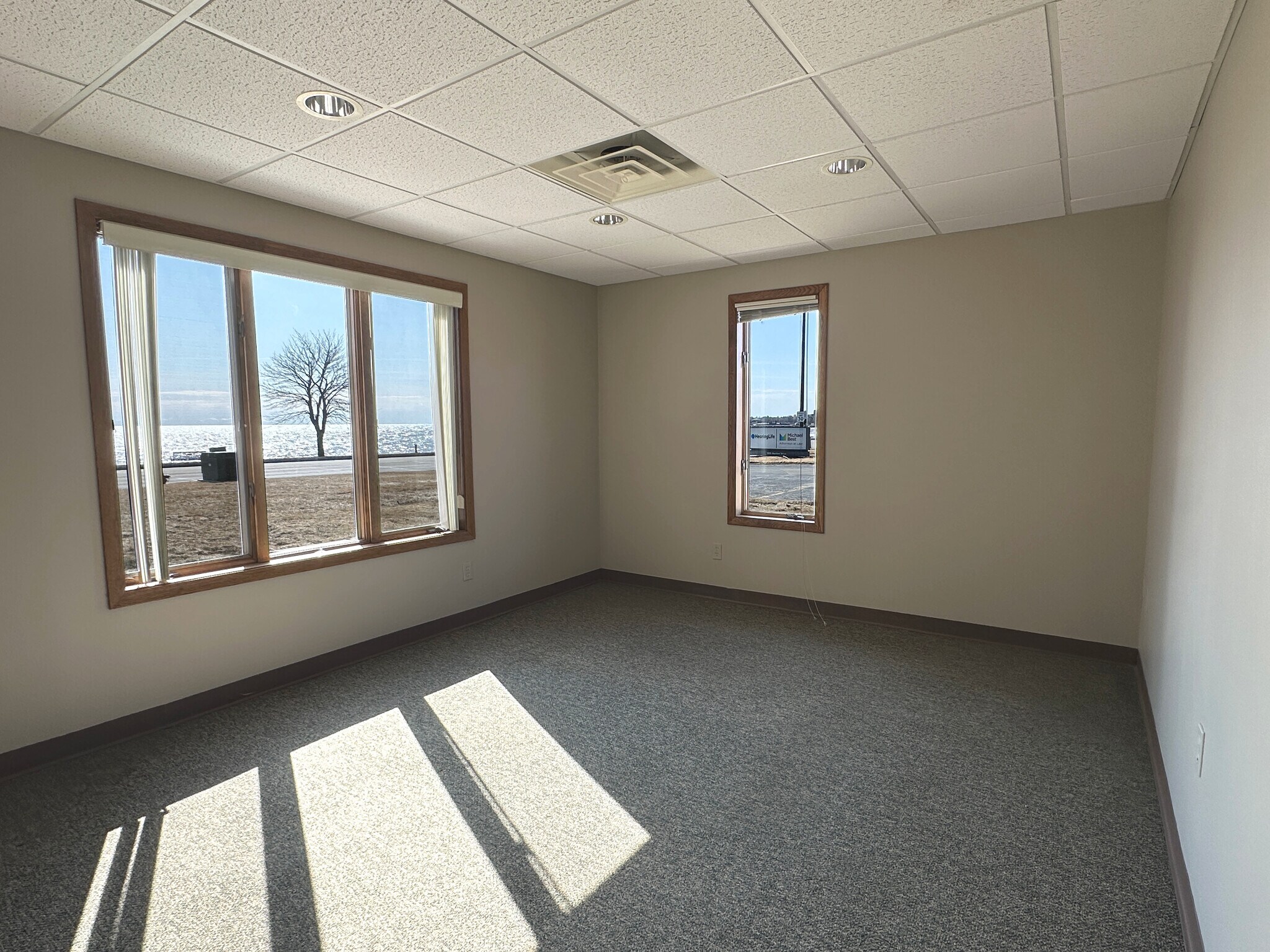 1010 Maritime Dr, Manitowoc, WI for lease Interior Photo- Image 1 of 4
